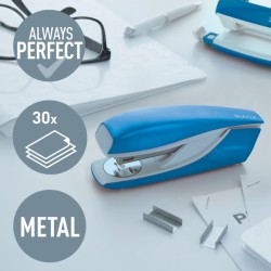 Zszywacz średni metalowy Leitz WOW, niebieski, 10 lat gwarancji, 30 kartek