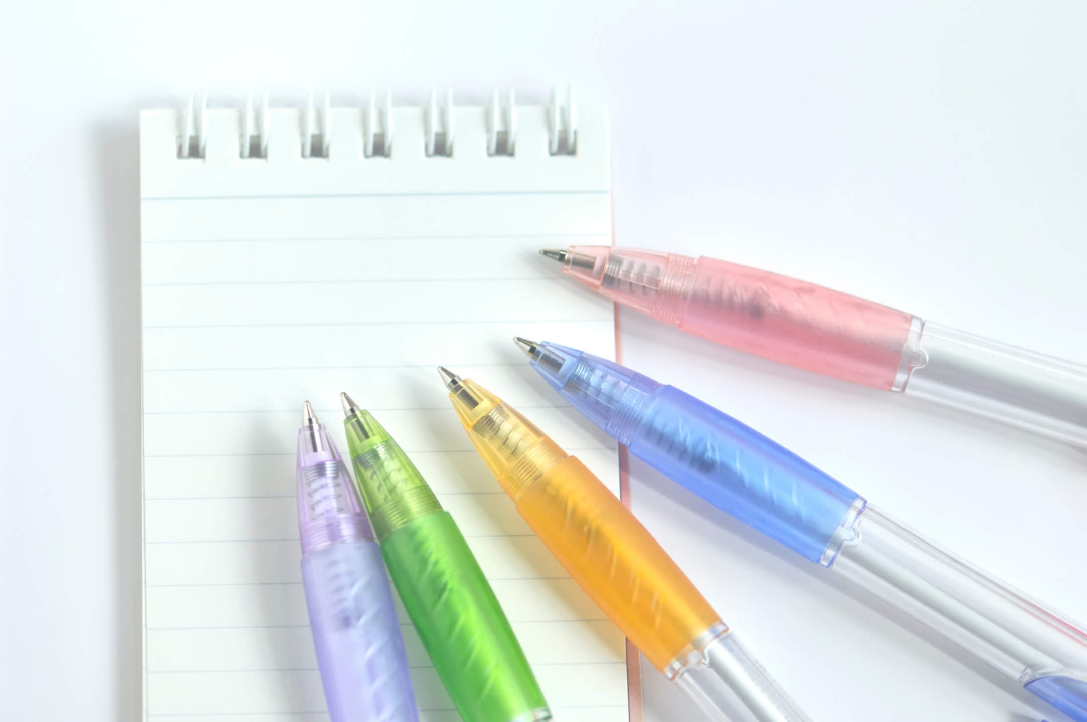Długopisy wymazywalne – co to jest, jak działają i które wybrać?